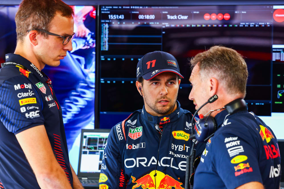 MONZA, ITALIA - 2 DE SEPTIEMBRE: Sergio Pérez de México y Oracle Red Bull Racing hablan con la carrera