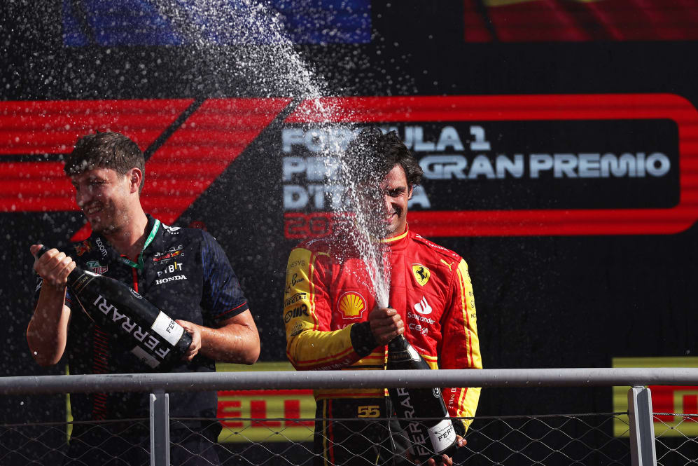 MONZA, ITALIA - 3 DE SEPTIEMBRE: Carlos Sainz de España y Ferrari se preparan para conducir en la parrilla durante