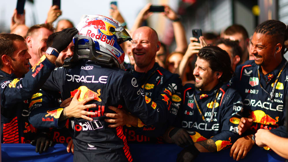 MONZA, ITALIA - 3 DE SEPTIEMBRE: El ganador de la carrera Max Verstappen de Holanda y Oracle Red Bull