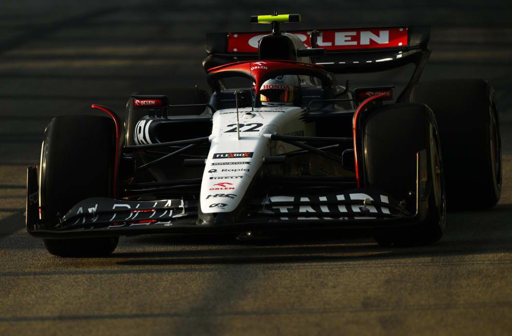 SINGAPUR, SINGAPUR - 15 DE SEPTIEMBRE: Yuki Tsunoda de Japón conduciendo la (22) Scuderia AlphaTauri