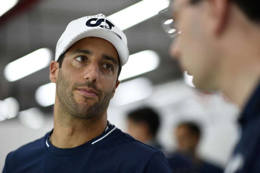 SINGAPORE, SINGAPORE - SEPTEMBER 15: Daniel Ricciardo uit Australië en Scuderia AlphaTauri kijken toe