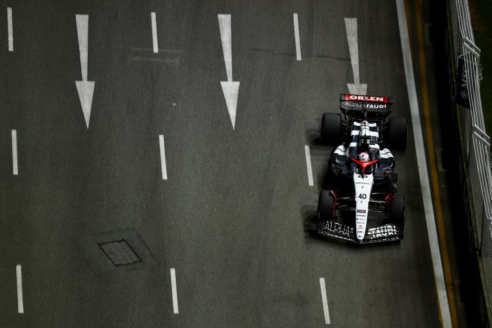 SINGAPORE, SINGAPORE - SEPTEMBER 15: Liam Lawson of New Zealand driving the (40) Scuderia