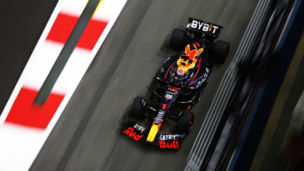 SINGAPUR, SINGAPUR - 17 DE SEPTIEMBRE: Max Verstappen de Holanda conduciendo el (1) Oracle Red