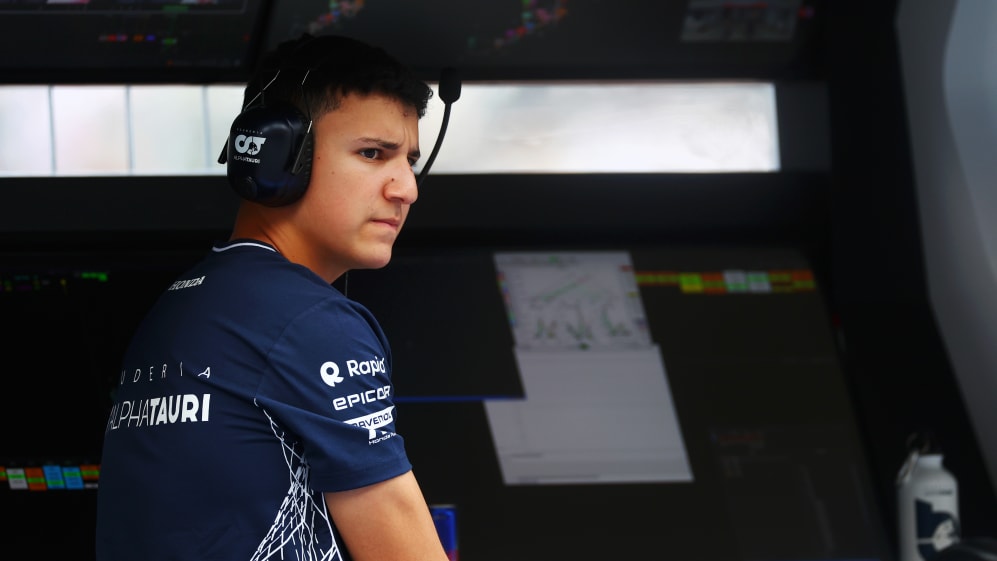 SUZUKA, JAPÓN - 22 DE SEPTIEMBRE: Isack Hadjar de Francia mira desde el pitwall de la Scuderia AlphaTauri