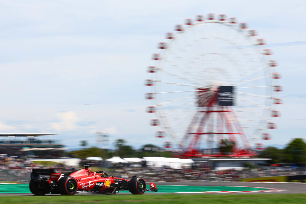 SUZUKA, JAPÓN - 23 DE SEPTIEMBRE: Charles Leclerc de Mónaco conduce el Ferrari SF-16 (23) en pista