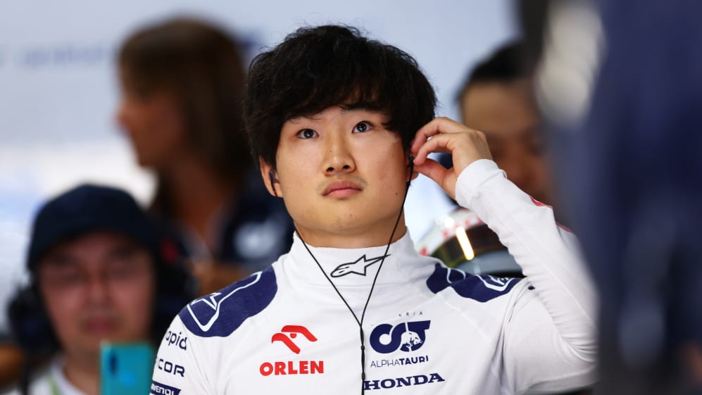 SUZUKA, JAPÓN - 23 DE SEPTIEMBRE: Yuki Tsunoda de Japón y la Scuderia AlphaTauri se preparan para conducir