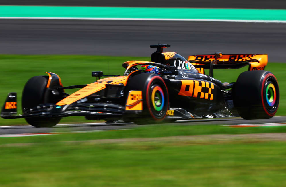 SUZUKA, JAPÓN - 23 DE SEPTIEMBRE: Oscar Piastri de Australia conduciendo el (81) McLaren MCL60 Mercedes en