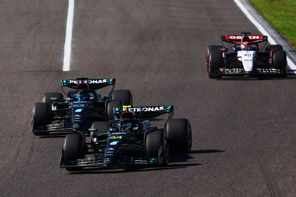 SUZUKA, JAPÓN - 24 DE SEPTIEMBRE: Lewis Hamilton de Gran Bretaña conduciendo el (44) Mercedes AMG