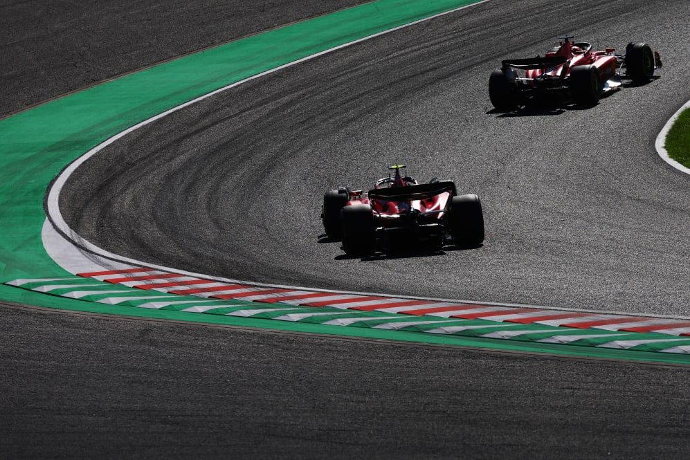 SUZUKA, JAPÓN - 24 DE SEPTIEMBRE: Charles Leclerc de Mónaco conduciendo el (16) Ferrari SF-23 lidera a Carlos