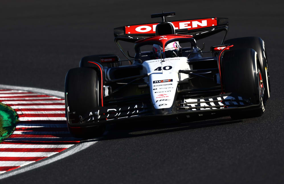 SUZUKA, JAPÓN - 24 DE SEPTIEMBRE: Liam Lawson de Nueva Zelanda conduciendo la (40) Scuderia AlphaTauri AT04