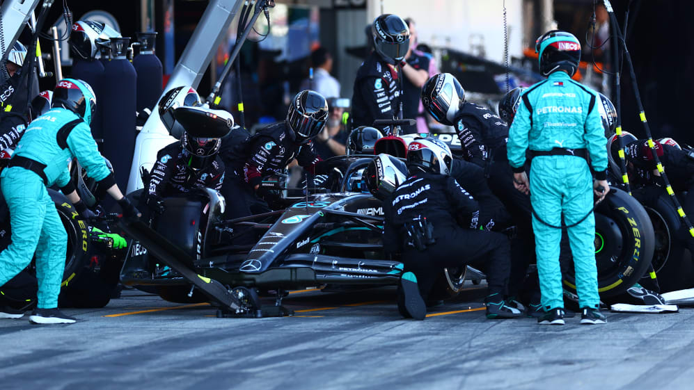 SUZUKA, JAPÓN - 24 DE SEPTIEMBRE: George Russell de Gran Bretaña conduciendo el (63) Mercedes AMG