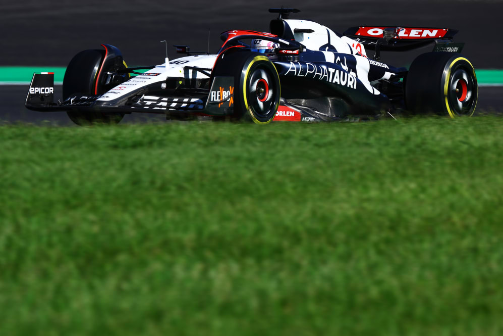 SUZUKA, JAPÓN - 24 DE SEPTIEMBRE: Liam Lawson de Nueva Zelanda conduciendo la (40) Scuderia AlphaTauri AT04