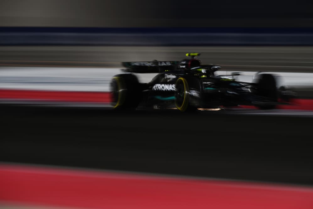 LUSAIL CITY, QATAR - 6 DE OCTUBRE: Lewis Hamilton de Gran Bretaña conduciendo el (44) Mercedes AMG