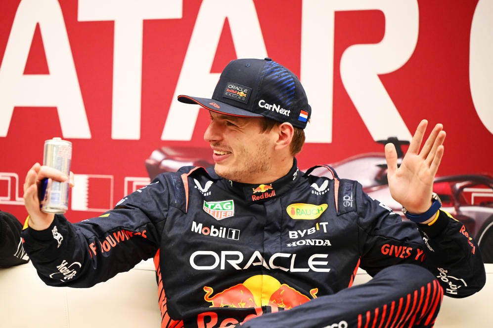 LUSAIL CITY, QATAR - 6 DE OCTUBRE: El clasificador de la pole position Max Verstappen de los Países Bajos y