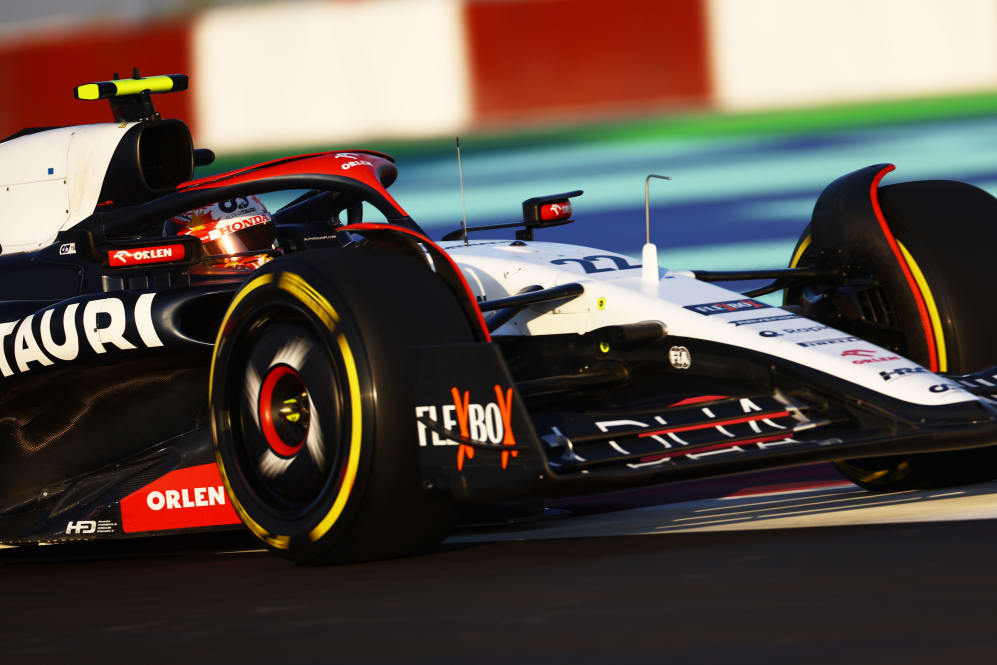 LUSAIL CITY, QATAR - 7 DE OCTUBRE: Yuki Tsunoda de Japón conduciendo el (22) Scuderia AlphaTauri AT04 en