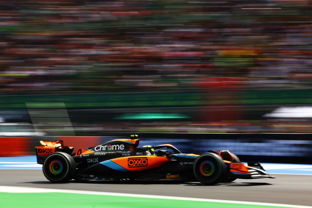 CIUDAD DE MÉXICO, MÉXICO - 27 DE OCTUBRE: Lando Norris de Gran Bretaña y McLaren caminan por el Paddock