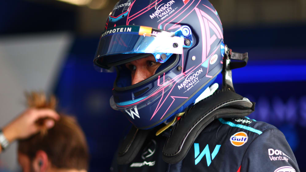 SAO PAULO, BRASIL - 3 DE NOVIEMBRE: Alexander Albon de Tailandia y Williams miran en el garaje