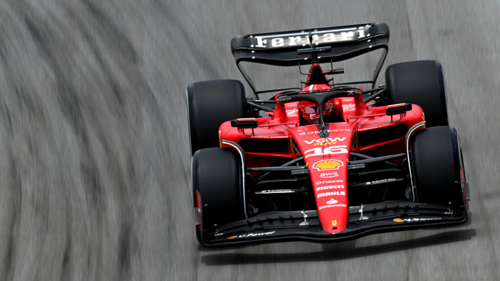 SAO PAULO, BRASIL - 03 NOVEMBER: Charles Leclerc dari Monaco mengendarai (16) Ferrari SF-23 di jalurnya