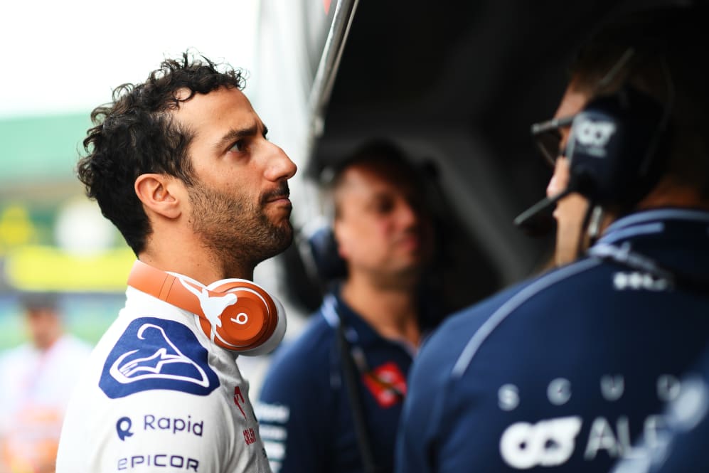 SAO PAULO, BRASIL - 3 DE NOVIEMBRE: Daniel Ricciardo de Australia y la Scuderia AlphaTauri observan