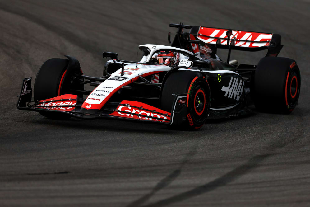 São Paulo, Brasil - 3 de noviembre: Kevin Magnussen de Dinamarca conduce un (20) Ferrari Haas F1 VF-23