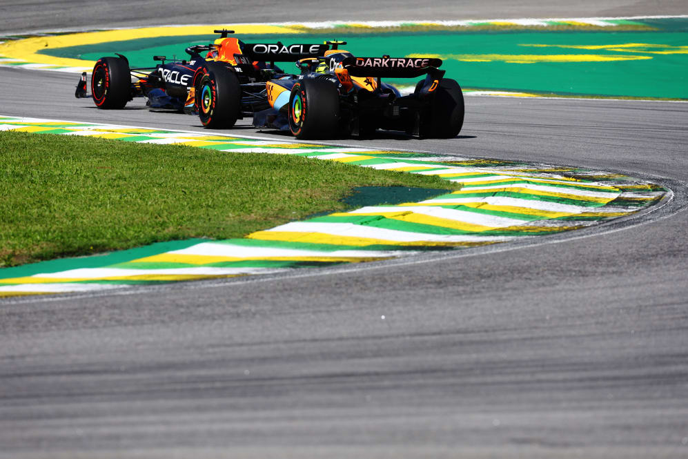 SAO PAULO, BRASIL - 05 DE NOVIEMBRE: Lando Norris de Gran Bretaña conduciendo el (4) McLaren MCL60