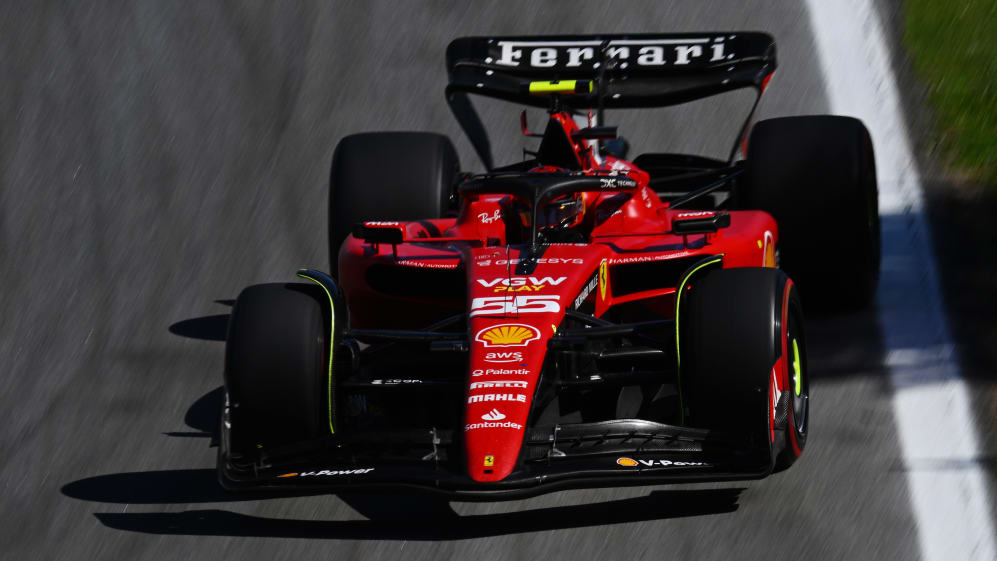SAO PAULO, BRASIL - 05 DE NOVIEMBRE: Carlos Sainz de España conduciendo (55) el Ferrari SF-23 en la pista