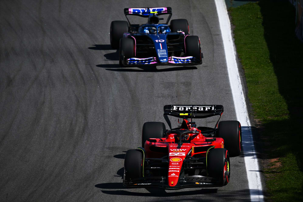 SAO PAULO, BRASIL - 5 DE NOVIEMBRE: Carlos Sainz de España conduciendo (55) el Ferrari SF-23 lidera a Pierre