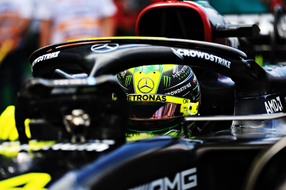 SAO PAULO, BRASIL - 5 DE NOVIEMBRE: Lewis Hamilton de Gran Bretaña y Mercedes se preparan para seguir conduciendo