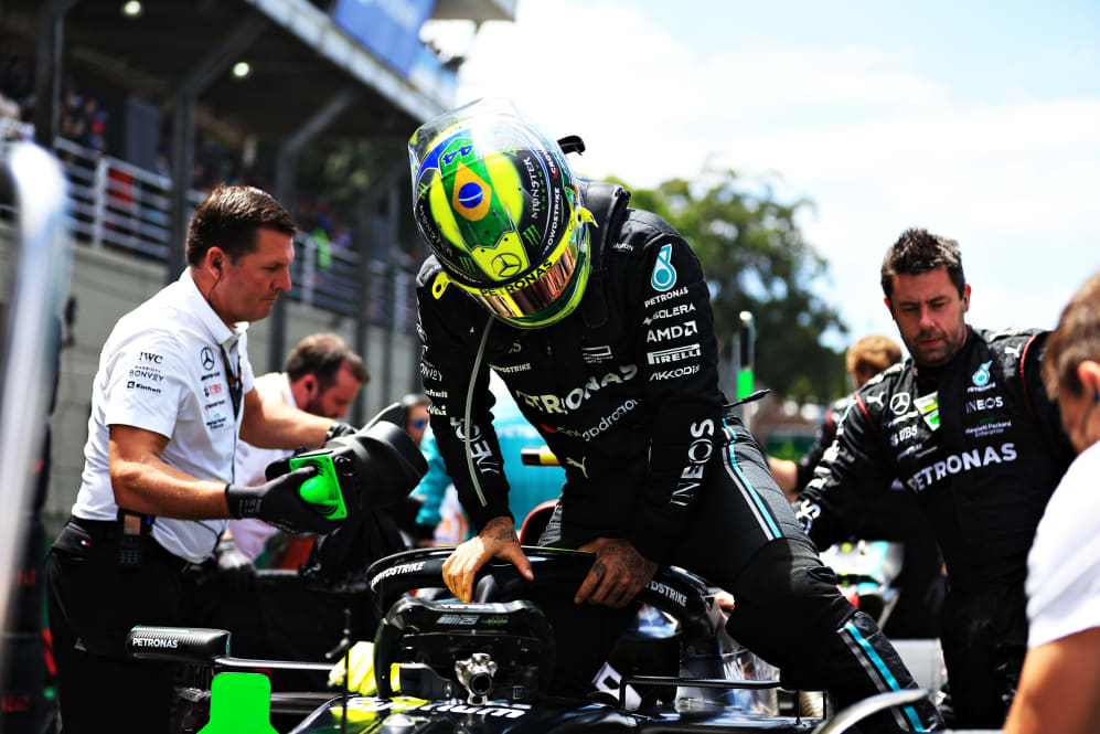 SAO PAULO, BRASIL - 5 DE NOVIEMBRE: Lewis Hamilton de Gran Bretaña y Mercedes se preparan para seguir conduciendo