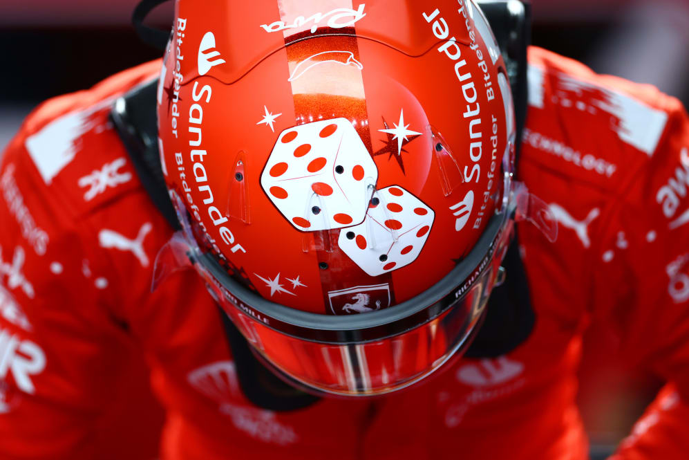 LAS VEGAS, NEVADA - 17 DE NOVIEMBRE: Carlos Sainz de España y Ferrari se prepara para conducir en el garaje