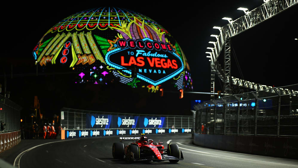 LAS VEGAS, NEVADA - 17 DE NOVIEMBRE: Carlos Sainz de España conduciendo (55) el Ferrari SF-23 en la pista