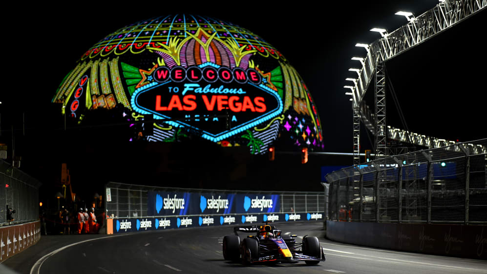 LAS VEGAS, NEVADA - 17 DE NOVIEMBRE: Max Verstappen de los Países Bajos conduciendo el (1) Oracle Red Bull