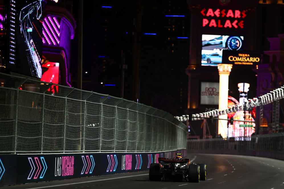 LAS VEGAS, NEVADA - 17 DE NOVIEMBRE: Lando Norris de Gran Bretaña conduciendo el (4) McLaren MCL60