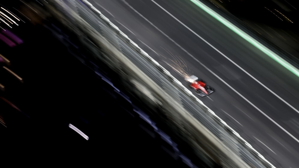 LAS VEGAS, NEVADA - 17 DE NOVIEMBRE: Las chispas vuelan detrás de Charles Leclerc de Mónaco conduciendo el (16)