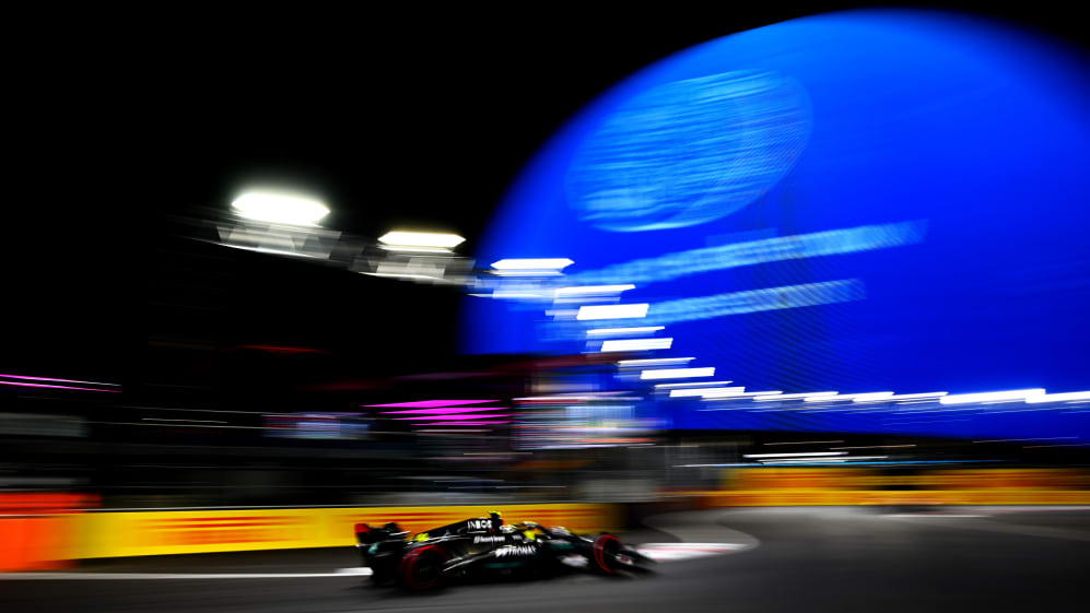 LAS VEGAS, NEVADA - 18 DE NOVIEMBRE: Lewis Hamilton de Gran Bretaña conduciendo el Mercedes AMG (44)