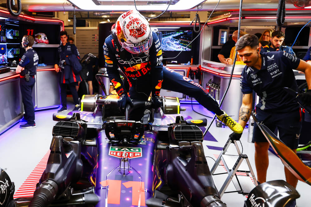 LAS VEGAS, NEVADA - 18 DE NOVIEMBRE: Sergio Pérez de México y Oracle Red Bull Racing salen de