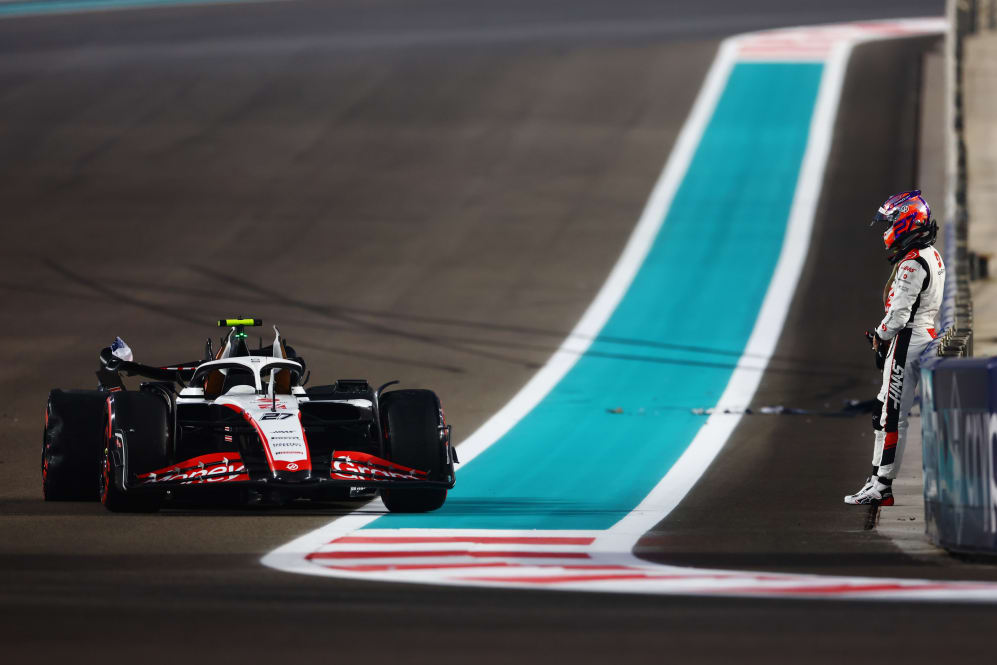 ABU DHABI, EMIRATOS ÁRABES UNIDOS - 24 DE NOVIEMBRE: Nico Hulkenberg de Alemania y Haas F1 miran