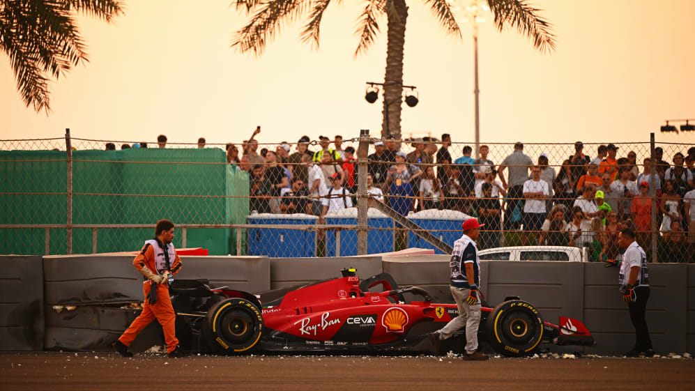 ABU DHABI, EMIRATOS ÁRABES UNIDOS - 24 DE NOVIEMBRE: El coche de Carlos Sainz de España y Ferrari es