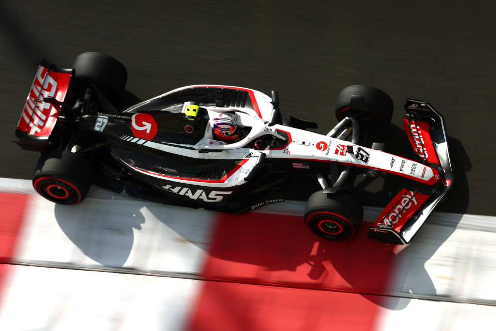 ABU DHABI, EMIRATOS ÁRABES UNIDOS - 25 DE NOVIEMBRE: Nico Hulkenberg de Alemania conduciendo el (27) Haas F1