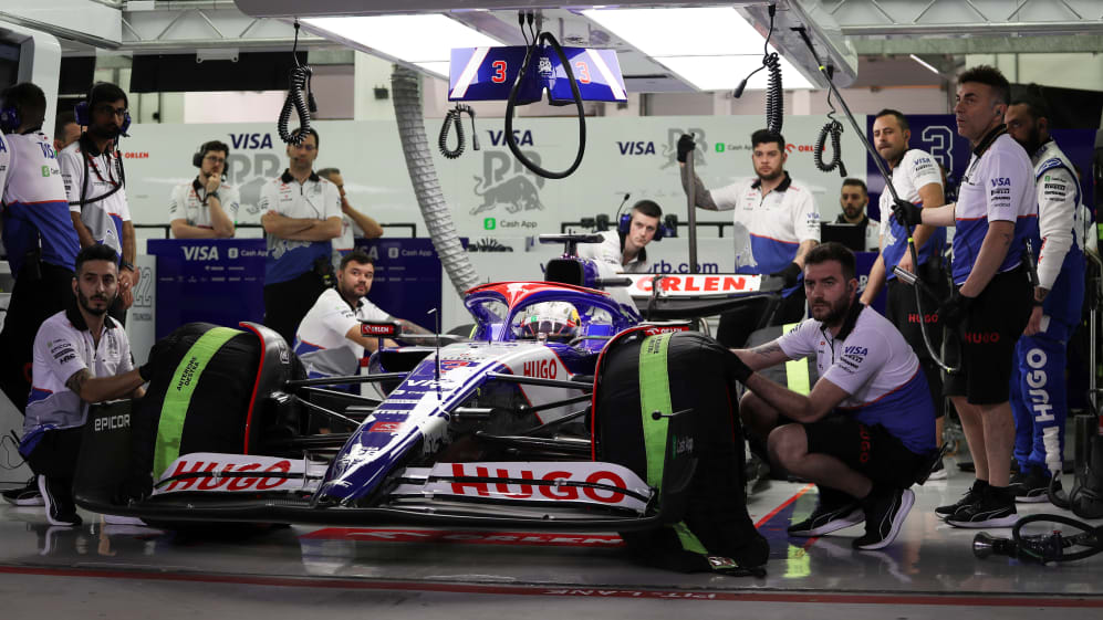 BAHRÉIN, BAHRÉIN - 22 DE FEBRERO: Daniel Ricciardo de Australia conduciendo el (3) Visa Cash App RB