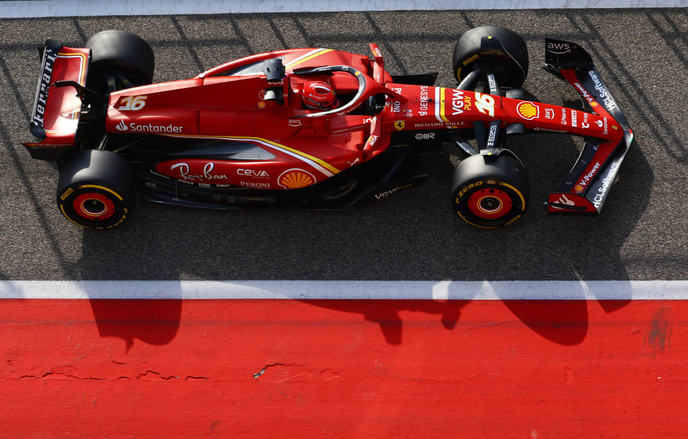 BAHREIN, BAHREIN - 23 DE FEBRERO: Charles Leclerc de Mónaco conduciendo el (16) Ferrari SF-24 en la pista