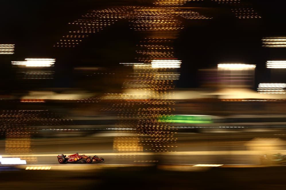 BAHREIN, BAHREIN - 29 DE FEBRERO: Charles Leclerc de Mónaco conduciendo el (16) Ferrari SF-24 en la pista