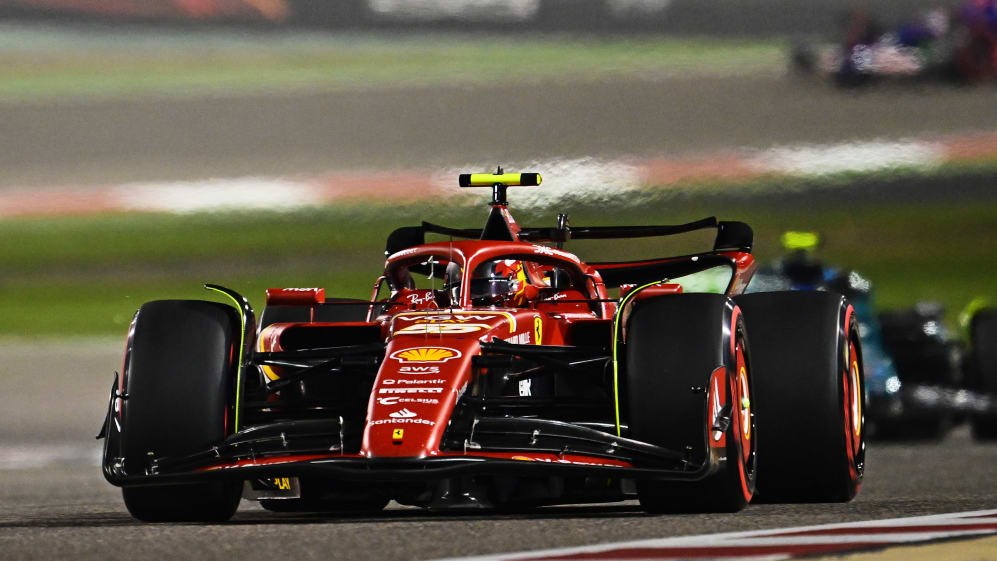 BAHREIN, BAHREIN - 02 DE MARZO: Carlos Sainz de España conduciendo (55) el Ferrari SF-24 en pista durante