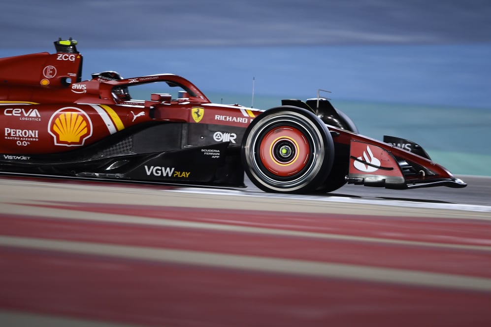 BAHREIN, BAHREIN - 02 DE MARZO: Carlos Sainz de España conduciendo (55) el Ferrari SF-24 en pista durante