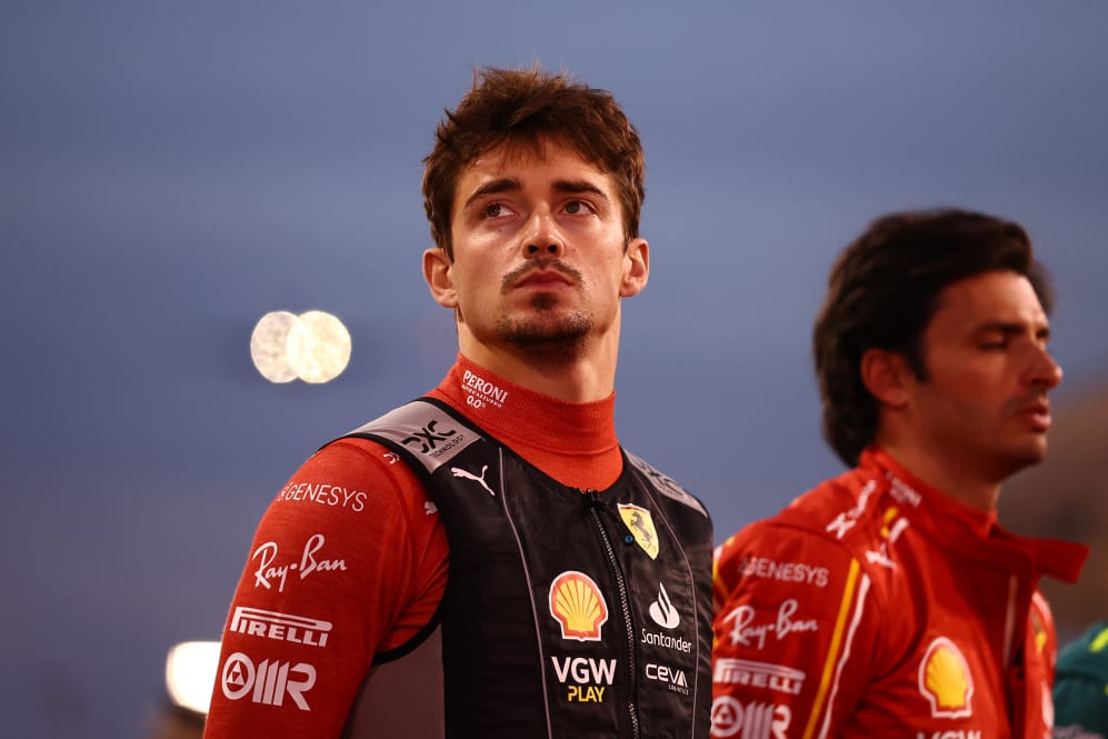 BAHREIN, BAHREIN - 02 DE MARZO: Charles Leclerc de Mónaco y Ferrari miran en la parrilla durante el