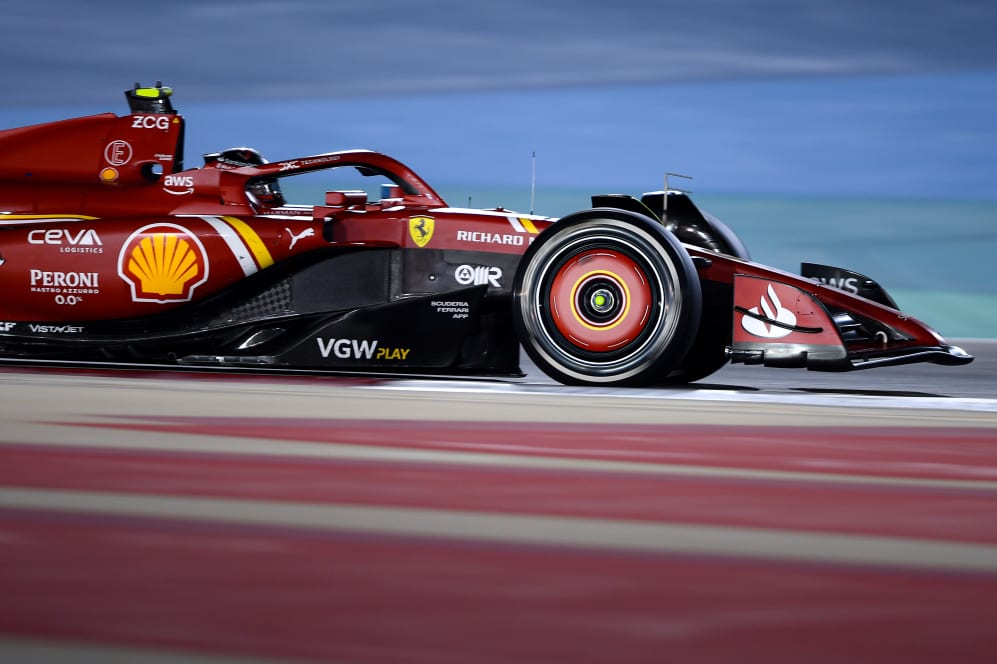 BAHREIN, BAHREIN - 02 DE MARZO: Carlos Sainz de España conduciendo (55) el Ferrari SF-24 en pista durante