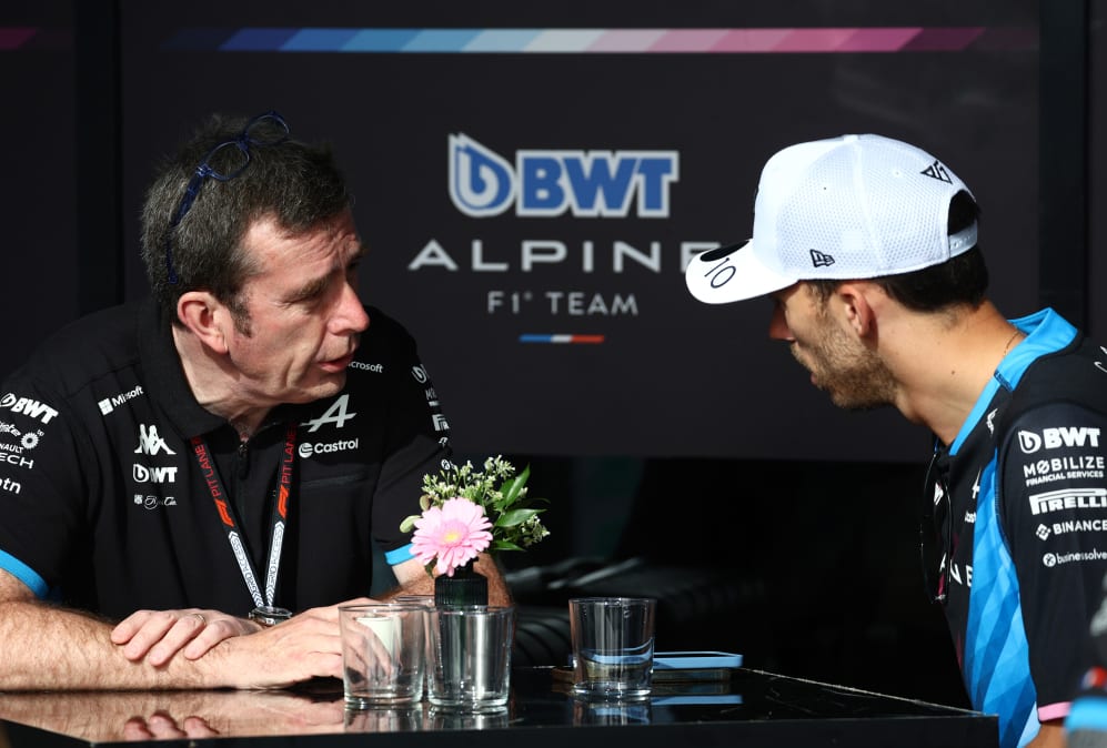 JEDDAH, ARABIA SAUDITA - 6 DE MARZO: Bruno Famin, director del equipo Alpine F1, habla con Pierre Gasly
