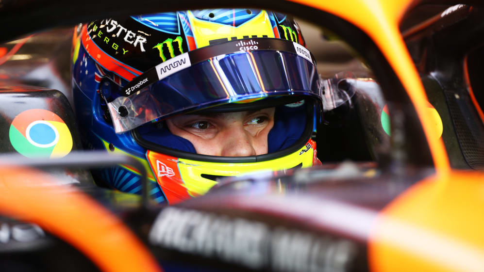 JEDDAH, ARABIA SAUDITA - 8 DE MARZO: Oscar Piastri de Australia y McLaren se prepara para conducir en el